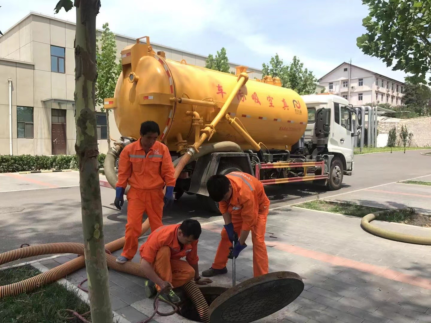 大朗管道疏通车停在窨井附近