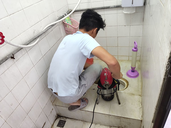 大朗管道堵塞冒臭气 专业师傅现场解决问题