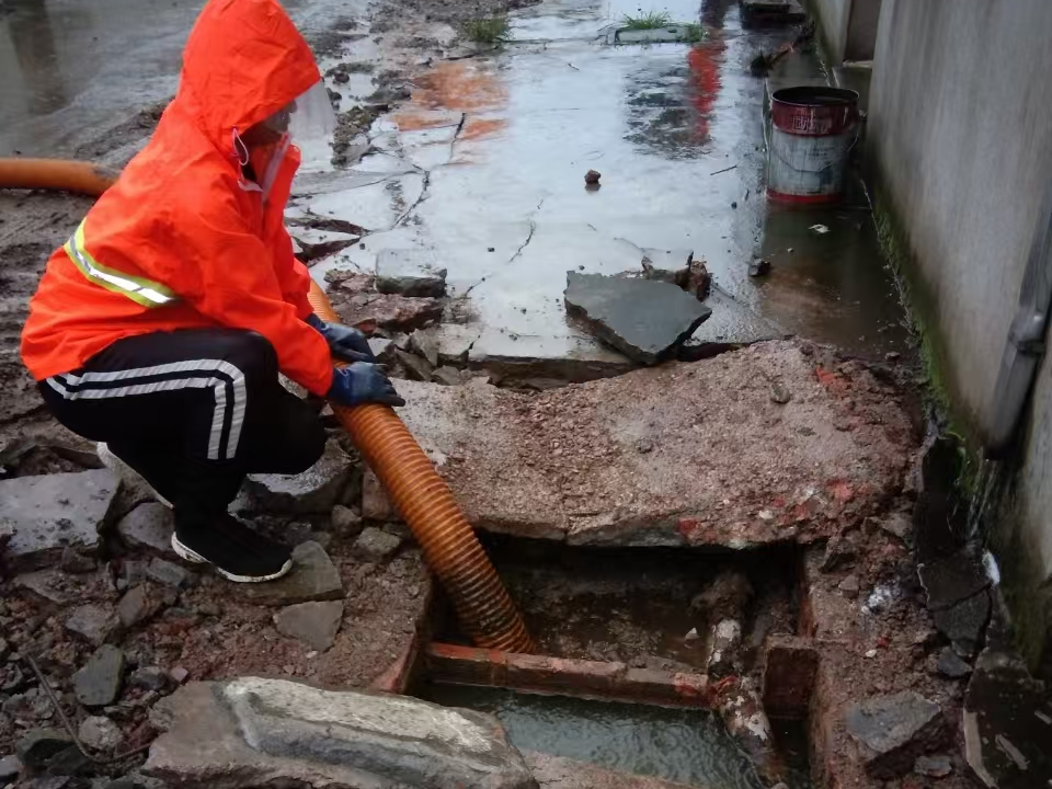 大朗专业清理污水池 炜誉市政以规范流程守护城市 “肠道”