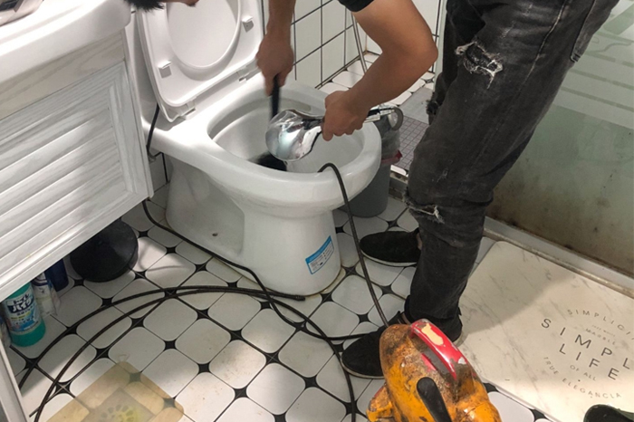 大朗马桶堵塞自己疏通还是找师傅？专业上门服务让你省时更省心