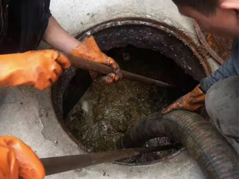 大朗清理化粪池时如何避免沼气的危害？